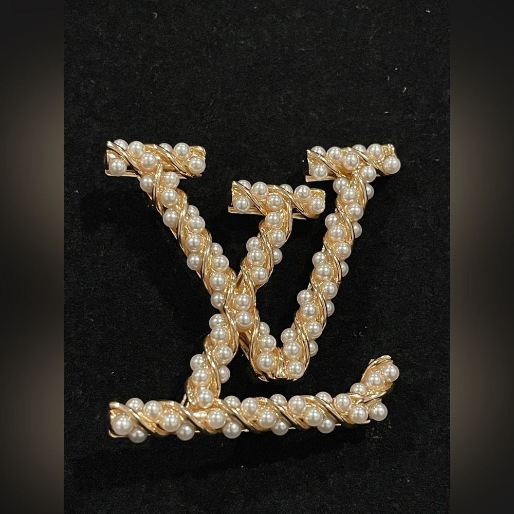 Fashion Jewelry Stamped Gold and Pearl Brooch